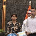 डीएम सविन बंसल की संवेदनशील पहल-जरूरतमंद बच्ची को 25 हजार की आर्थिक सहायता