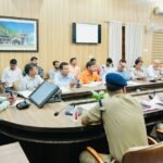 जिलाधिकारी डॉ0 आशीष चौहान ने बताया, आशारोड़ी क्षेत्र में 58 साइन बोर्ड, 485 मीटर रंबल स्ट्रिप्स और 1880 मीटर मीडियन मार्कर स्थापित