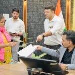 सीएम हेल्पलाइन की शिकायतों का जमीनी सत्यापन कर करें निस्तारण: जिलाधिकारी डॉ. आशीष चौहान